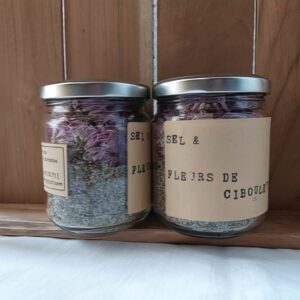 Sel et fleurs de ciboulettes séchées